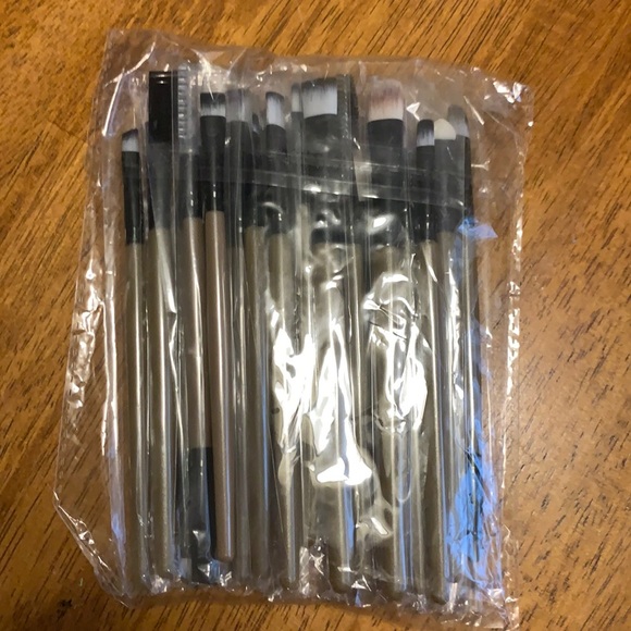 21 Brand New Makeup Brushes - Picture 2 of 2